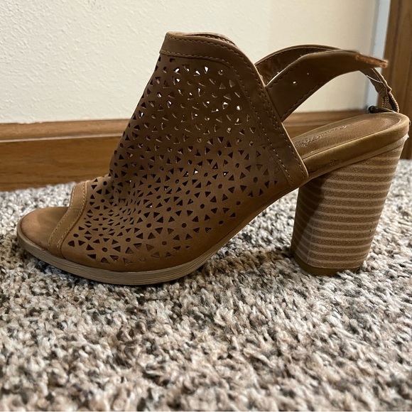 Universal Thread Block- Heeled Sandals - Picture 5 of 5